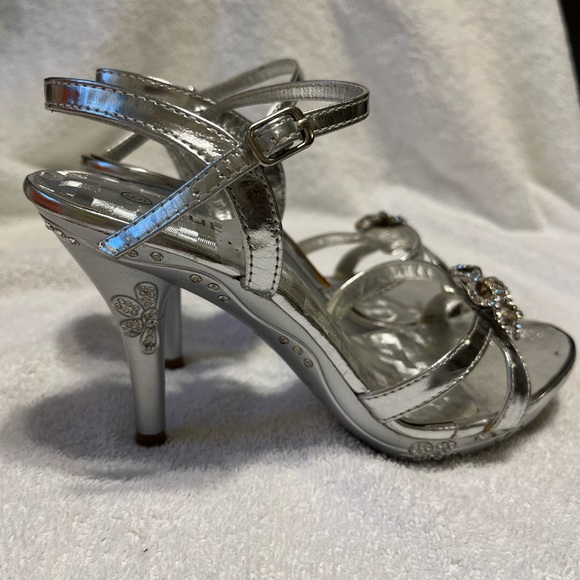 Silver Heels, size 6 - Picture 6 of 12